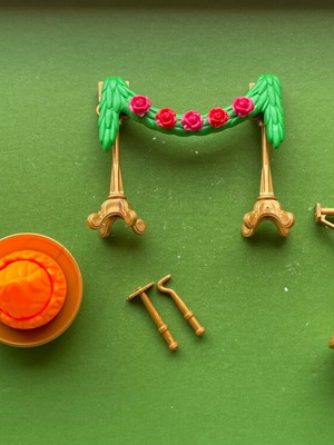 Playmobil bird stand and gold utensils like new