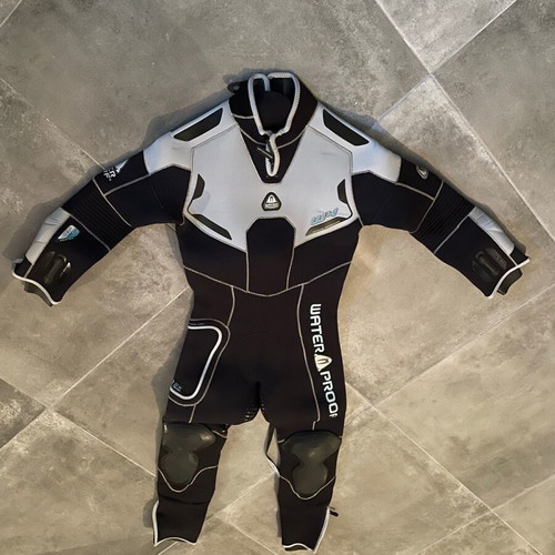 W4 wetsuit for men 5mm like new