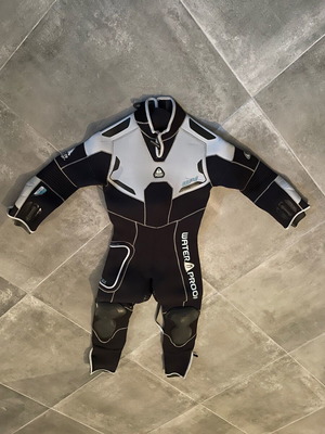 W4 wetsuit for men 5mm like new