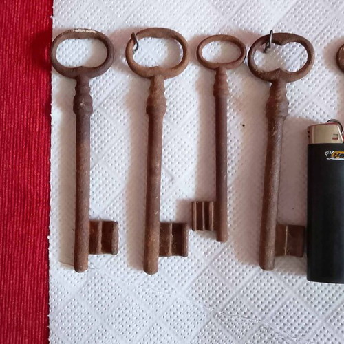 Antique iron keys used, collectible, rare, pack of 5 pieces 1890-1912