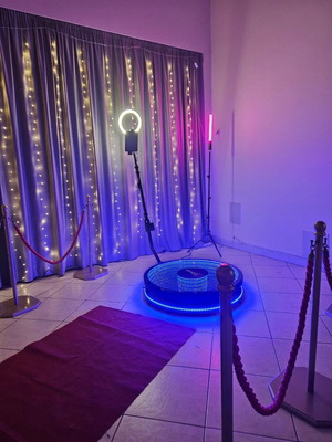 360 Video/Photo Booth 100cm Glass like new with accessories