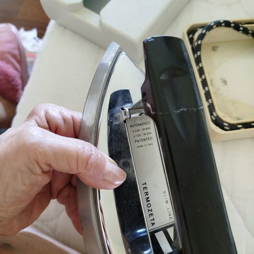Electric travel iron like new, foldable handle