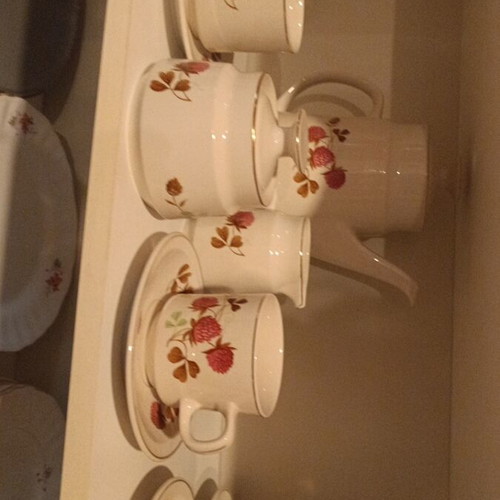 Tea set like new with teapot, creamer, sugar bowl and 6 cups
