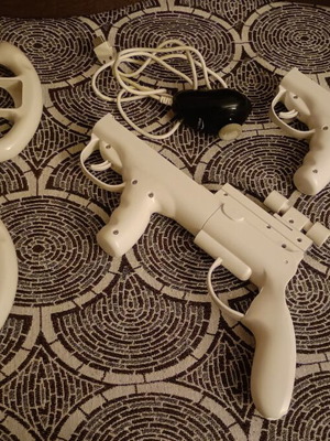 Wii Accessories Like New 3rd Party Steering Wheels and Gun Controllers