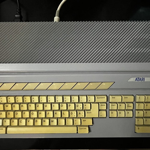 Atari 1040STF computer without screen, German ROM