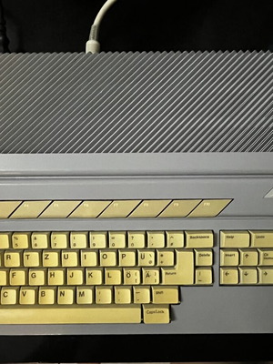 Atari 1040STF computer without screen, German ROM