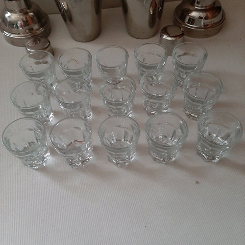 Stainless steel cocktail shakers like new, pack of 2 with 15 shot glasses