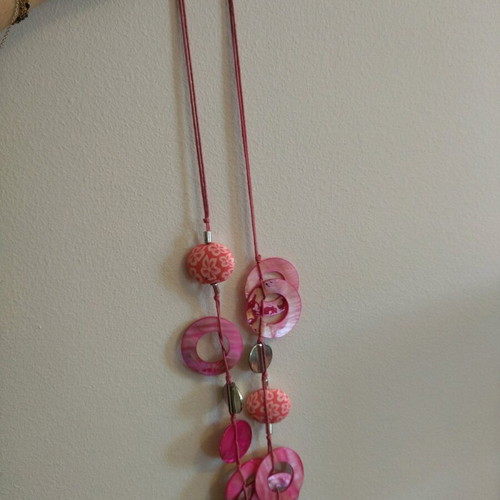 Long pendant necklace like new in pink and fuchsia shades
