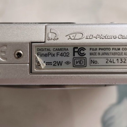 FujiFilm F402 camera used, includes battery and 64MB card