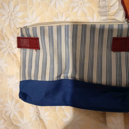 Striped toiletry bag like new, white and blue, 20x12