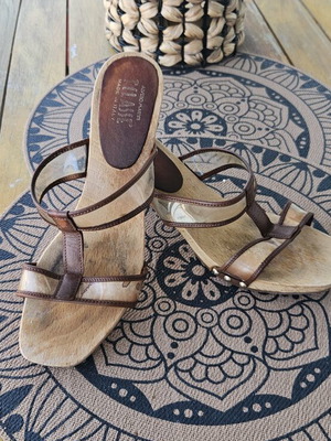 Alviero Martini 1a Classe sandals size 38, used, beige, wood and leather