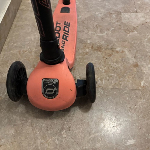 Scoot and Ride Highwaykick 3 LED scooter like new for kids 3+