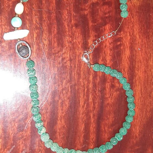 Necklace used, made of green coral and pearl