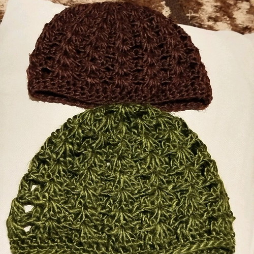Knit caps with loose weave like new, set of 2, brown and green