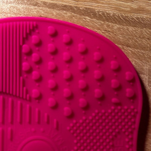 Brush cleaning tool new, pink with suction cups