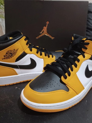 Air Jordan 1 Mid Taxi/White/Black new, size EU 44.5