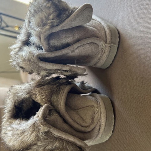 Boots with fur size 21 like new