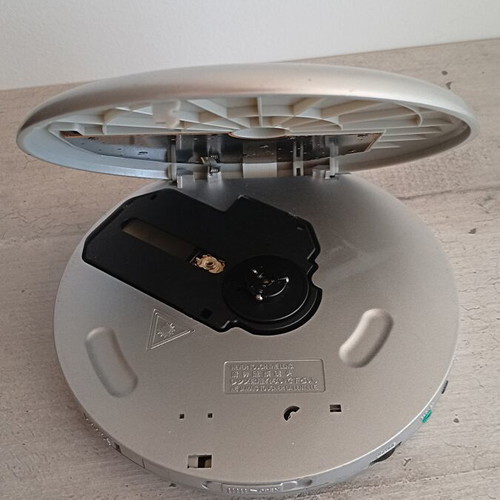 CD players set of 3 used, two with radio
