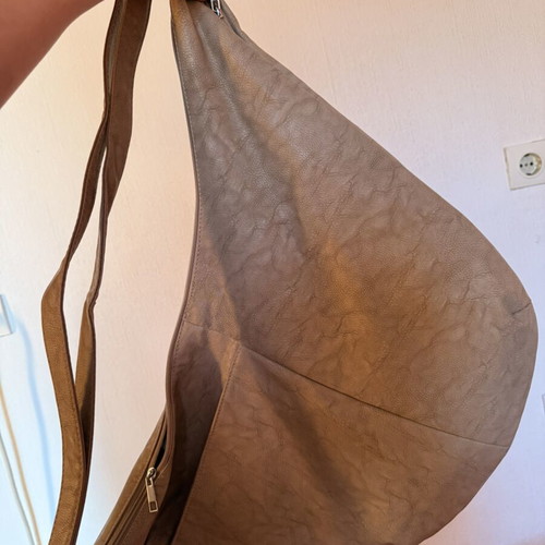 Crossbody bag beige like new with large storage space, banana style