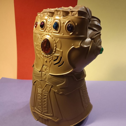 Marvel Avengers Infinity Gauntlet by Hasbro like new with audio and light