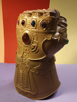 Marvel Avengers Infinity Gauntlet by Hasbro like new with audio and light