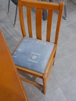 Τραπέζι με 4 καρέκλες ξύλινο μεταχειρισμένο σε καλή κατάσταση