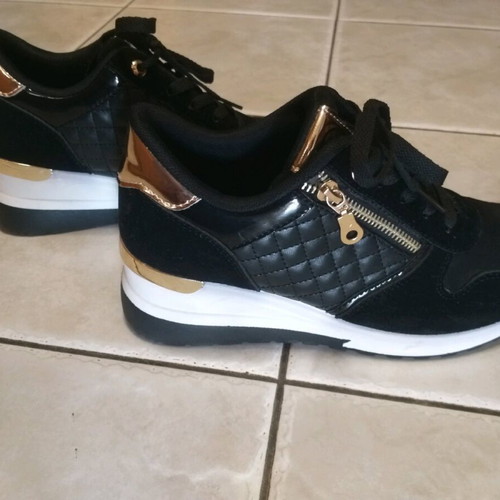 Women's sneakers like new, size 40, black and gold