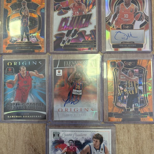 Panini Cards pack with Omari Moore base auto and signed cards