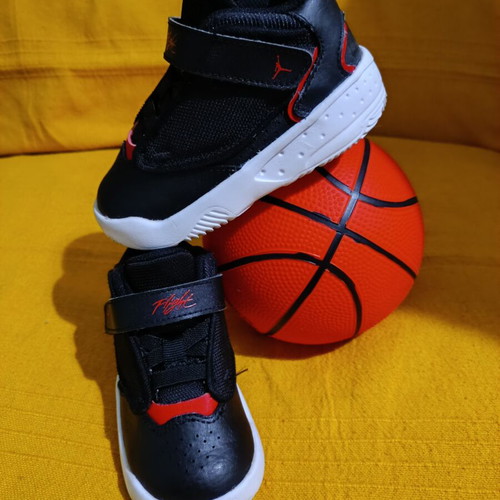 Nike Air Jordan παιδικά αθλητικά νούμερο 23 σαν καινούργιο μαύρο και κόκκινο