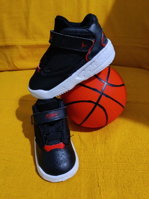 Nike Air Jordan παιδικά αθλητικά νούμερο 23 σαν καινούργιο μαύρο και κόκκινο