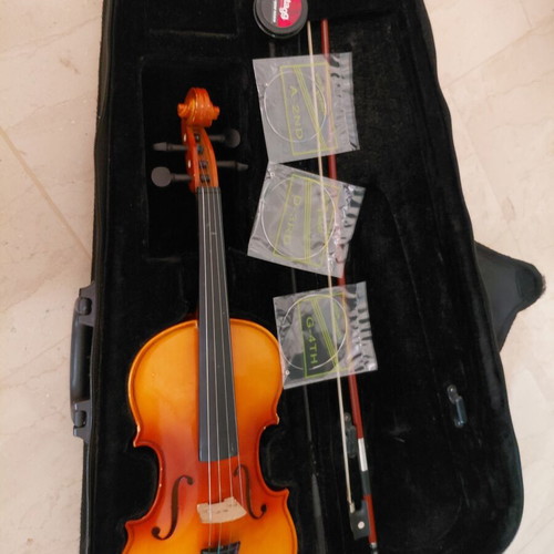 Violin 3/4 and 1/2 size like new with bow and strings