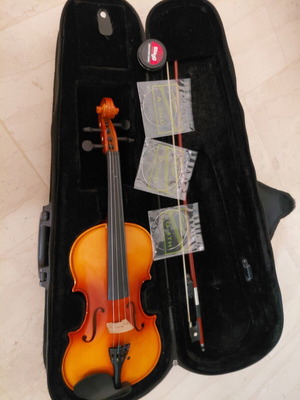 Violin 3/4 and 1/2 size like new with bow and strings