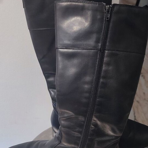 Tamaris leather boots size 40 like new, black