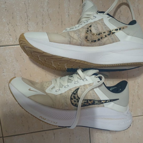 Nike Air Zoom Winflo 8 woman refurbished running shoes size 38 white