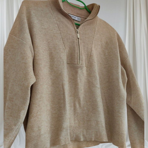 Stradivarius pullover with zipper like new, size S, beige