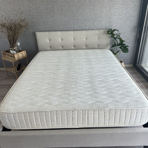 Dunlopillo mattress with base like new, medium-soft 1.50x1.80