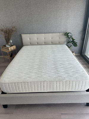 Dunlopillo mattress with base like new, medium-soft 1.50x1.80