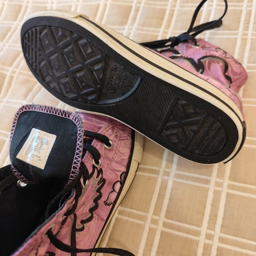 Converse Chuck Taylor High Tops kids used, purple angel hearts, size 33