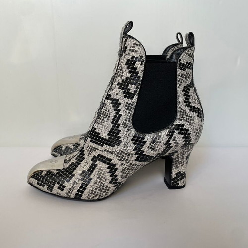 Louis Vuitton ankle boots exotic leather like new, size 38