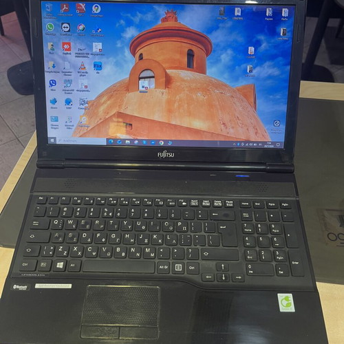 Laptop Fujitsu 15.3 inch like new, Intel Core i3, 8GB RAM, 256GB SSD