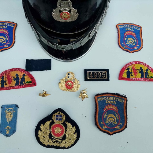 Firefighter officer helmet 1965-75 with full uniform insignia