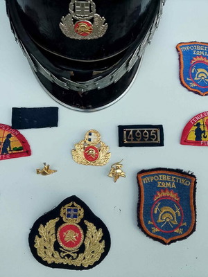 Firefighter officer helmet 1965-75 with full uniform insignia