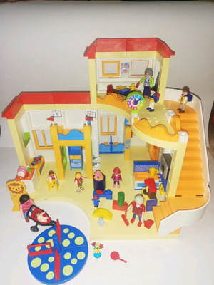 Playmobil 5567 голям детски център като нов с аксесоари и фигурки