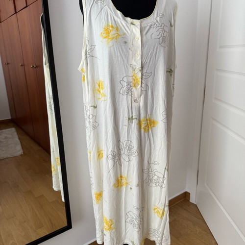 Nightgown and robe set XXL like new, beige with yellow flowers