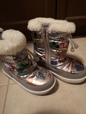 Sinsay Disney Kids Snow Boots Size 30 Used Gray