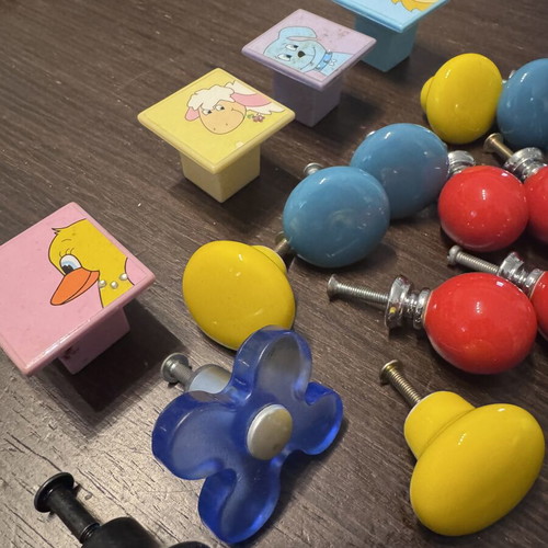 Set of knobs for children's room like new