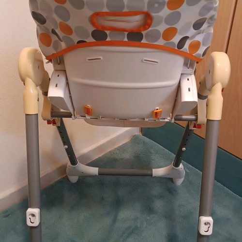 FreeOn folding baby high chair like new with 5-point safety harness