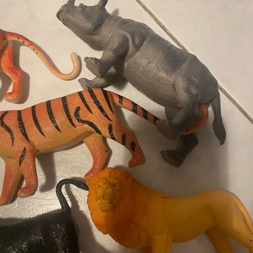 Montessori jungle animal figures like new, set of 7
