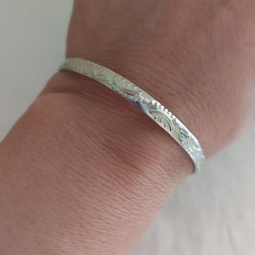 Bracelet thin and light stainless steel like new, silver color