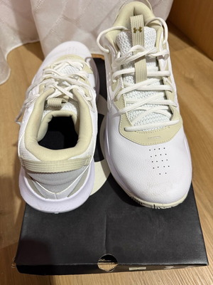 Under Armour athletic shoes size 46 like new, white